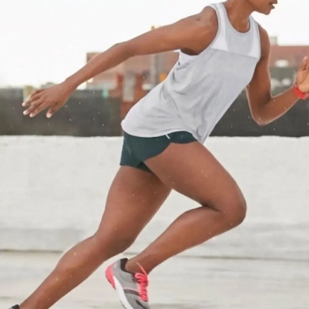 ATHLETA | Airy Essence Tank In Light - Picture 9 of 10
